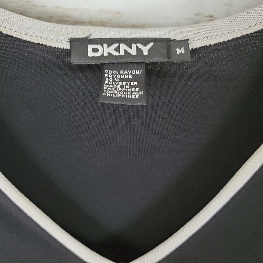 DKNY | V-Neck 3/4 Sleeve Top w White Trim - Picture 4 of 6